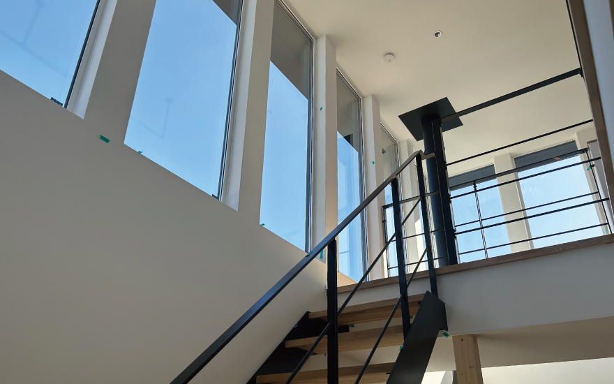 光は上から、眺望は奥へ