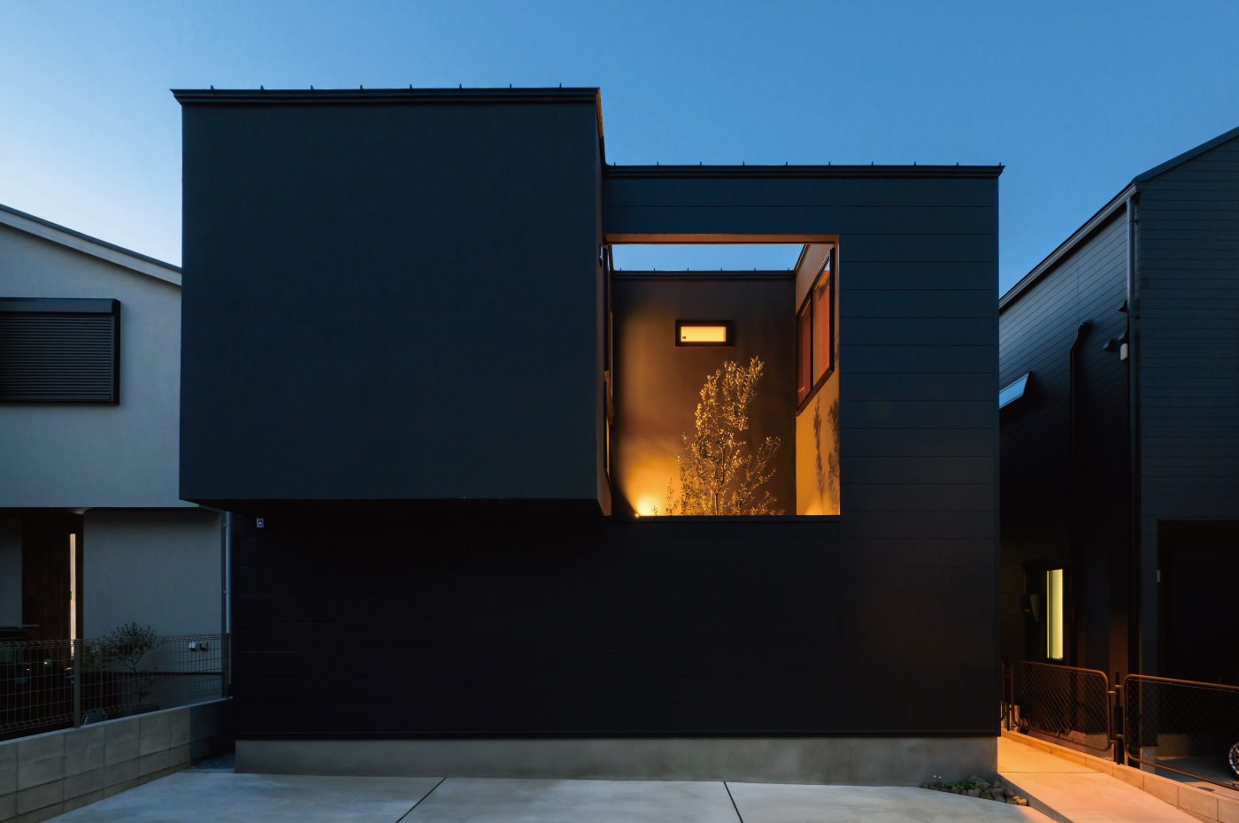 防犯性とプライバシーを両立した中庭型の外観デザイン