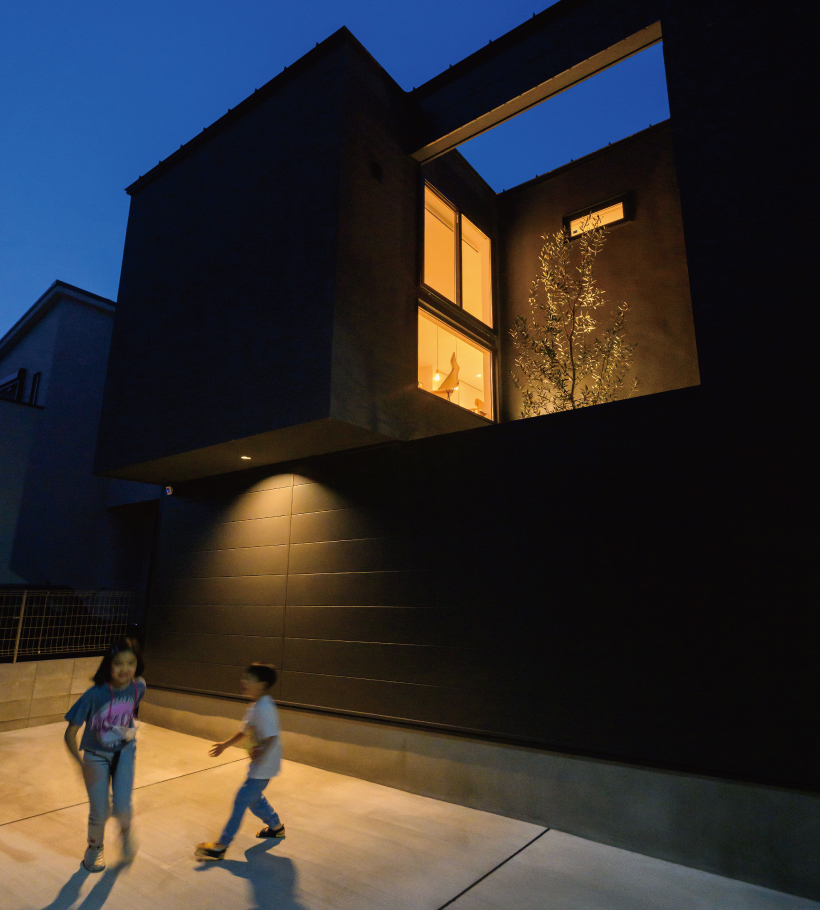 夜の庭と一体化した外構照明