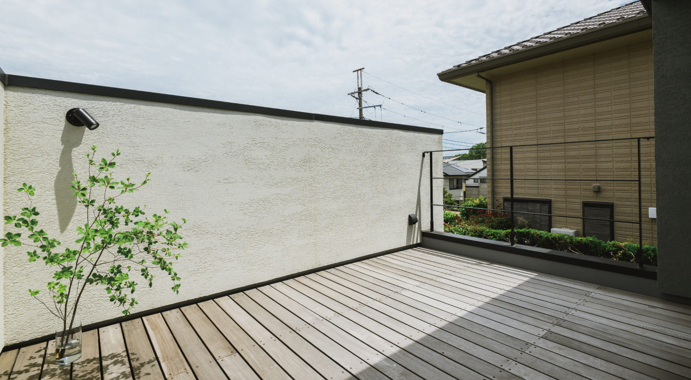 北側にひらかれた空と遠景を楽しむルーフバルコニー