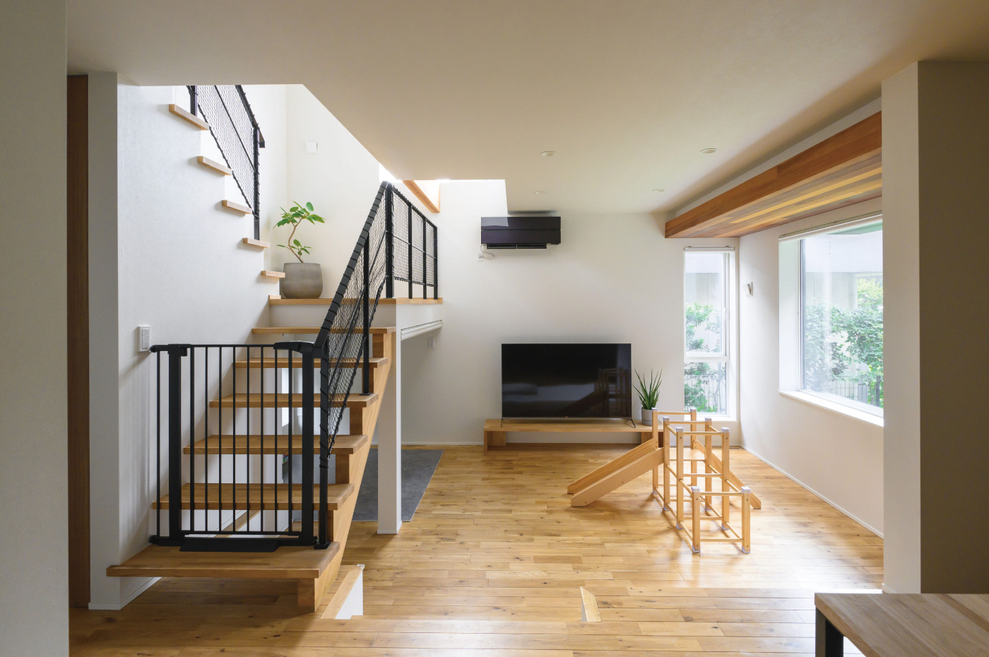 スキップフロアと吹き抜けで構成されたリビング空間。明るく開放的な雰囲気