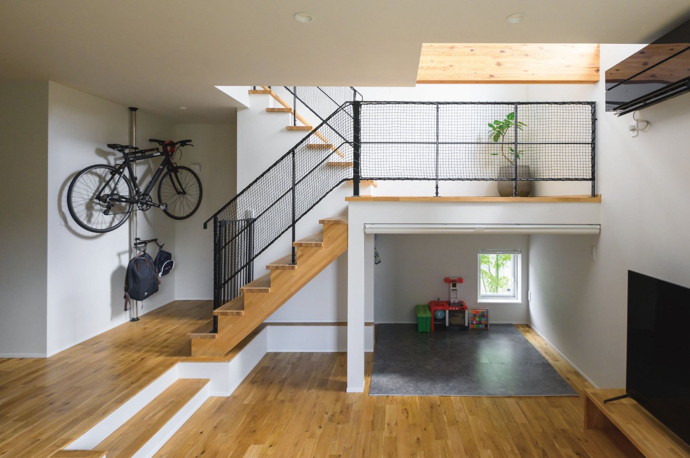 K邸の中2階フリールーム。学習や趣味、家族の多彩な活動に活用できる空間