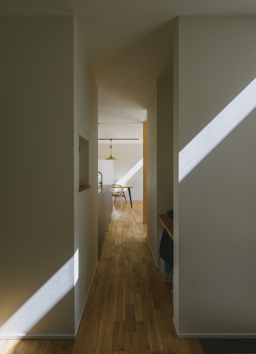 玄関からダイニング 回遊動線