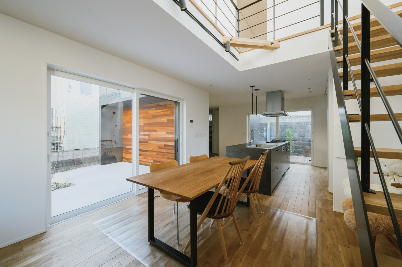 光庭に面した大開口と吹き抜けで開放感あふれるリビング