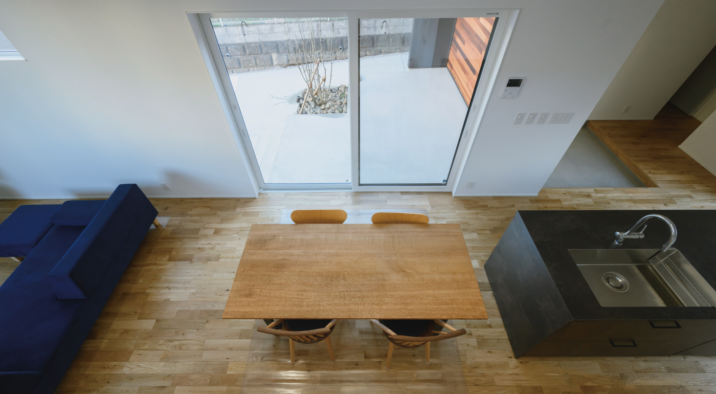 光庭に面するリビングを俯瞰