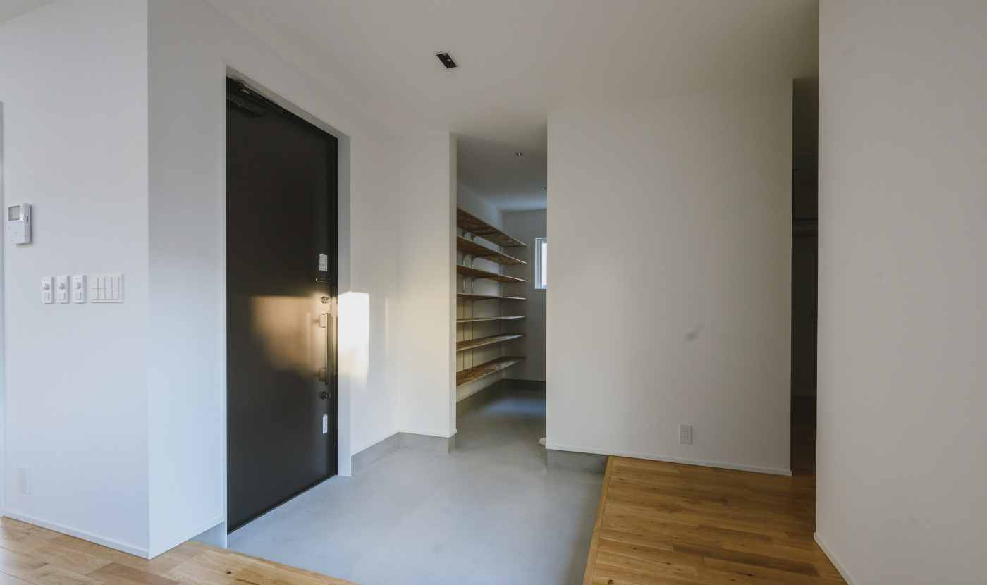 玄関から直接アクセスできる回遊式シューズクローゼット