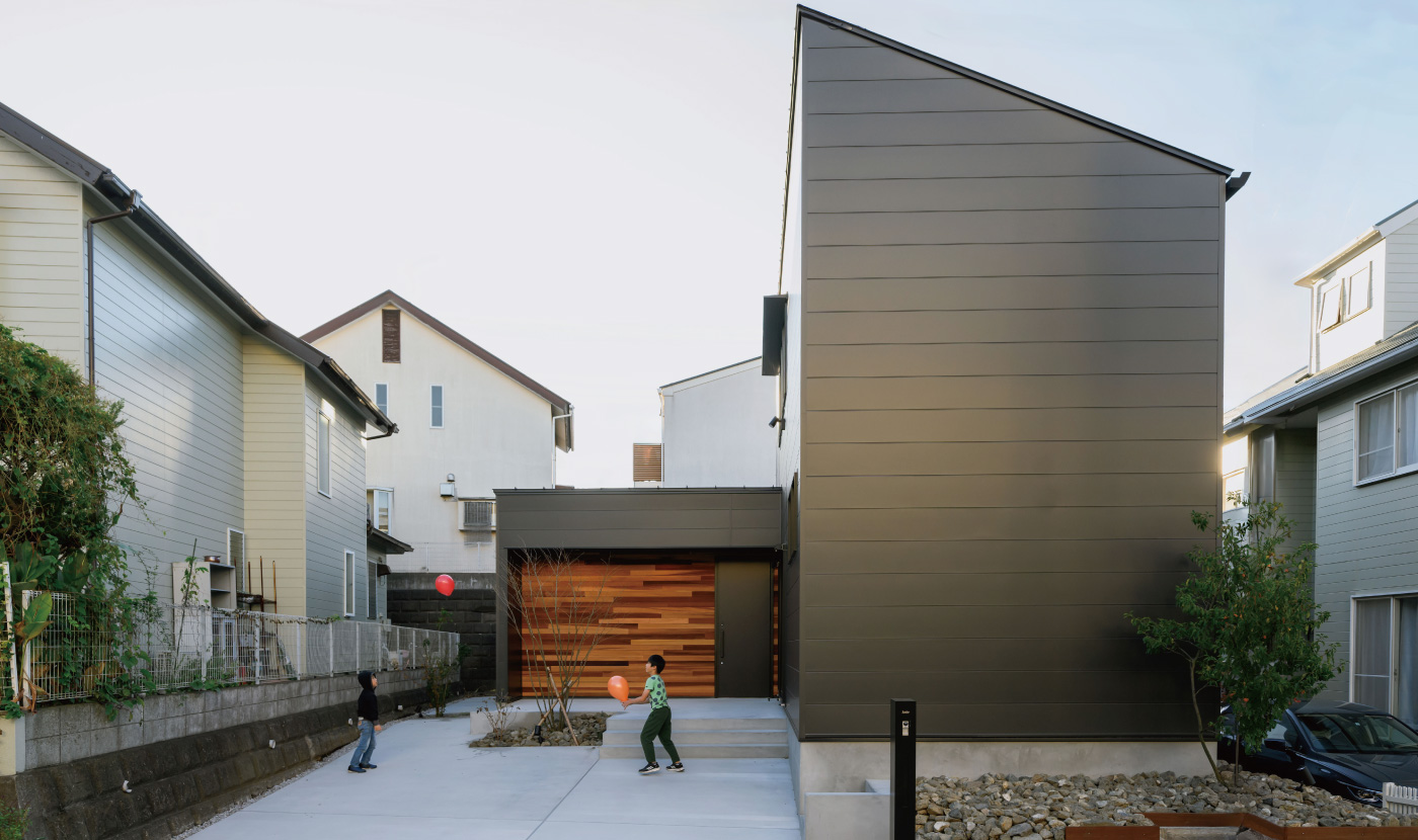 道路側に広がる表庭と植栽。シンボルツリー